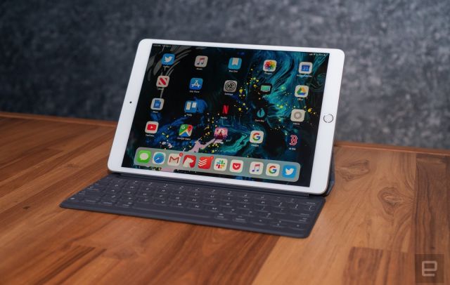 Apple will fix iPad Air tablets with blank screen issues