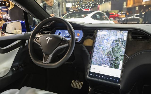 Tesla's Autopilot could soon detect traffic lights