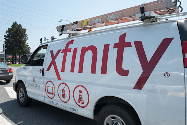 Senators ask Comcast to open all its WiFi hotspots to students