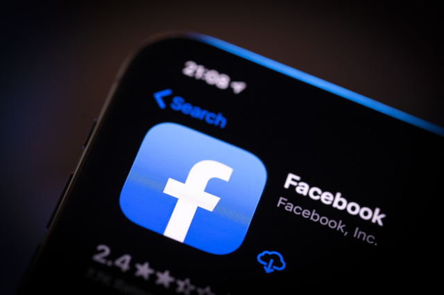 Facebook is testing a dark mode in its mobile app