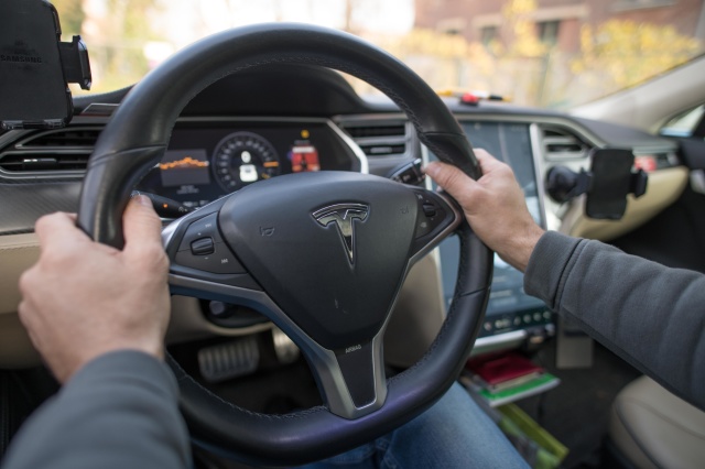 NHTSA investigates Tesla Model S touchscreen failures